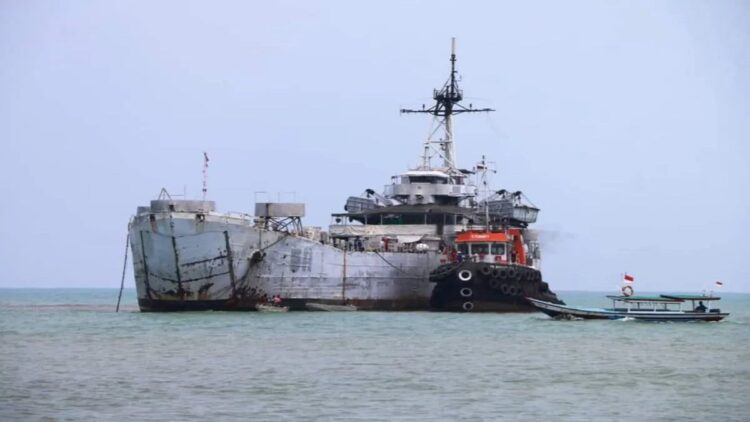 KRI Teluk Bone 511 berada di perairan Kota Pariaman, Sumatera Barat. Antara/HO-Dishub Pariaman