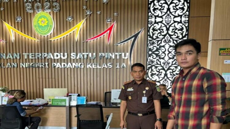 Perkara Korupsi dan TPPU RSUD Pasbar segera Disidangkan 1 Tim Jaksa Penuntut Umum Kejaksaan Negeri Pasaman Barat melimpahkan perkara tipikor dan TPPU ke Pengadilan Tipikor pada Pengadilan Negeri Padang, Jumat (6/10/2023). Antara/HO-Kejari Pasaman Barat