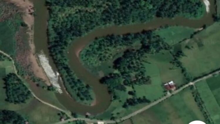 Pemkab Pessel Minta Masyarakat Bebaskan Lahan untuk Pelurusan Batang Punggasan 1 Kondisi Batang Punggasan Kecamatan Linggo Sari Baganti Kabupaten Pesisir Selatan melalui foto satelit. (Foto: Dok. Istimewa)