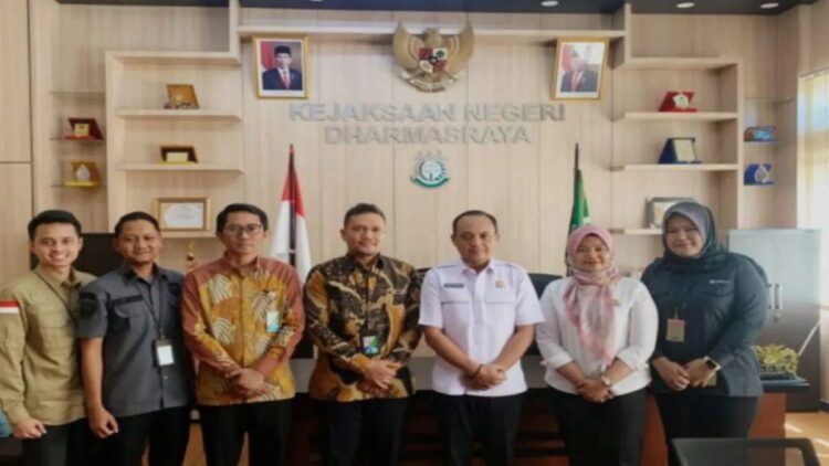 Kepala BPJS Ketenagakerjaan Cabang Dharmasraya Arif Dharmamawan (tiga kiri) dan Kepala Kejari Dharmasraya Dodik Hermawan foto bersama usai menyerahkan SKK di Kantor Kejari setempat, Senin (9/10). (Antara/HO-BPJS Ketenagakerjaan)