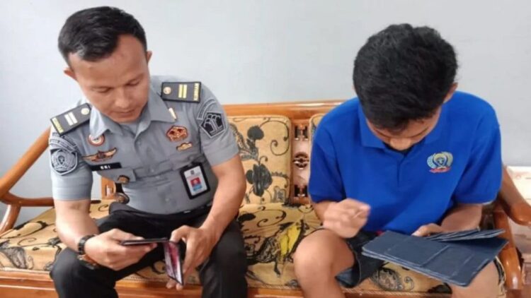 Ciptakan Peluang Usaha, Napi Rutan Maninjau Agam Olah Limbah jadi Kerajinan Tangan 1 Salah seorang warga binaan pemasyarakatan Rutan Kelas IIB Maninjau sedang membuat dompet dari kain sisa pemotongan. Dok Antara/Yusrizal