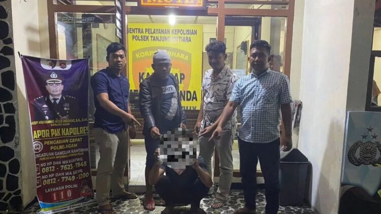 Tim Tenggiri Polsek Tanjung Mutiara dan jajaran Polres Agam, bersama pelaku kasus pencurian. Dok Polsek Tanjung Mutiara