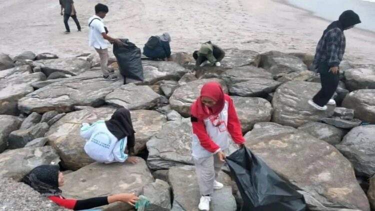 Pj Wako Pariaman Ajak Semua Pihak jadi Model Kebersihan Pariwisata 1 Sejumlah peserta aksi membersihkan sampah di objek wisata Pantai Gandoriah, Pariaman, Sumbar pada Senin (16/10/2023) terlihat membawa plastik berisi sampah yang sudah dipungut. Antara/HO-Diskominfo Pariaman