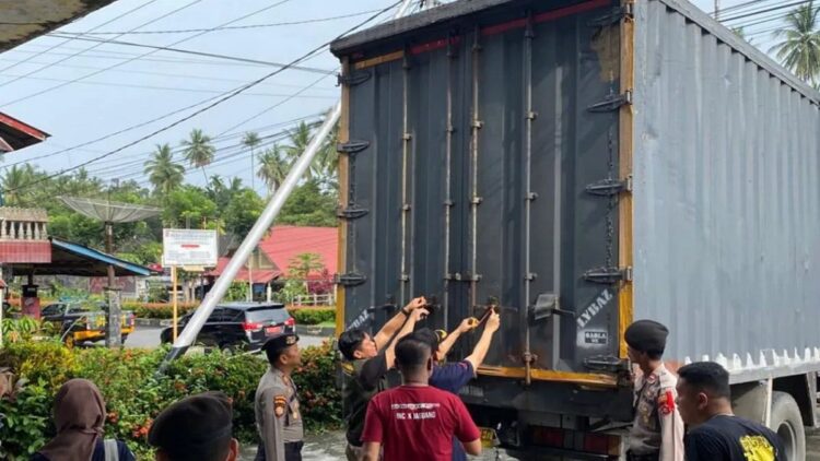 KPU Agam Terima 1.100 Bilik Suara untuk Pemilu 2024 1 Kendaraan yang membawa bilik suara ke Agam. Dok Antara/Yusrizal