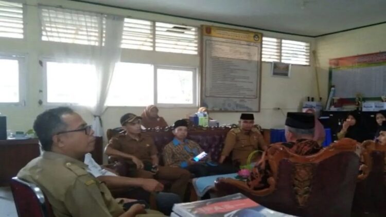 Sekretaris Dinas Pendidikan dan Kebudayaan Agam Adriyanti melakukan pertemuan dengan orang tua. Dok Diskominfo Agam