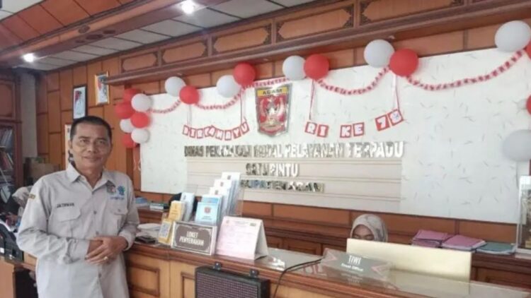 Sekretaris Dinas Penanaman Modal Pelayanan Terpadu Satu Pintu Agam sedang berada di meja pelayanan. Dok Antara/Yusrizal