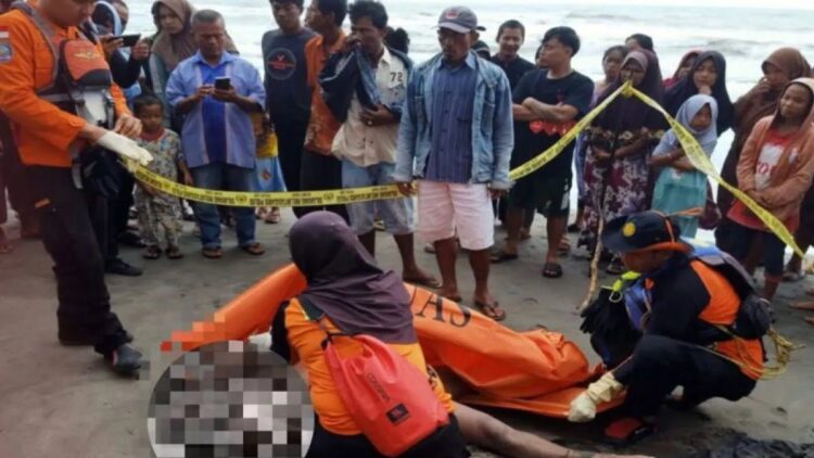 Tim Gabung sedang mengevakuasi nelayan yang ditemukan meninggal di pantai Tiku, Kecamatan Tanjung Mutiara, Agam. Dok Polsek Tanjung Mutiara