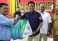Ketua DPRD Kota Pariaman Harpen Agus Bulyandi salurkan dana pokok pikiran (Pokir) untuk biayai 110 ribu BPJS Ketenagakerjaan para pencari nafkah di Pariaman, Selasa (10/10/2023). (dok. Panji/TribunPadang)