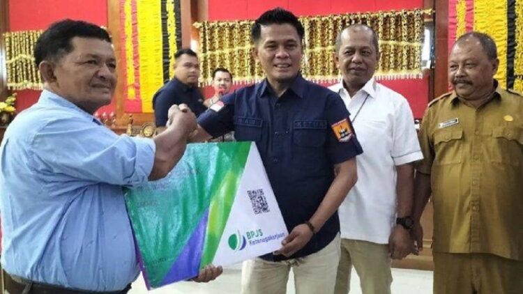 Ketua DPRD Pariaman Biayai BPJS Ketenagakerjaan Pencari Nafkah Pakai Uang Pokir 1 Ketua DPRD Kota Pariaman Harpen Agus Bulyandi salurkan dana pokok pikiran (Pokir) untuk biayai 110 ribu BPJS Ketenagakerjaan para pencari nafkah di Pariaman, Selasa (10/10/2023). (dok. Panji/TribunPadang)