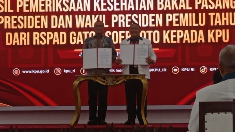 Tiga Bakal Capres-Cawapres Dinyatakan Lulus Tes Kesehatan 1 Ketua KPU RI Hasyim Asy'ari menerima berkas hasil tes kesehatan bakal pasangan capres dan cawapres dari Kepala Rumah Sakit RSPAD Gatot Soebroto Letjen TNI dr. Albertus Budi Sulistya, Sp.THT-KL., M.A.R.S. di Kantor KPU, Jakarta, Jumat (27/10/2023). (ANTARA/Sanya Dinda)
