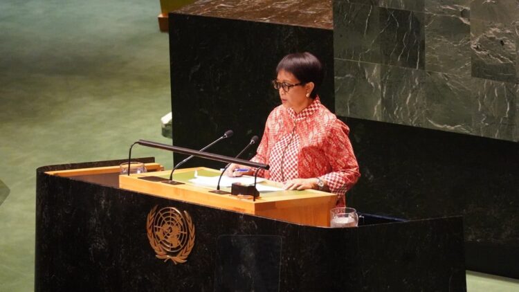 Menteri Luar Negeri Retno Marsudi berbicara dalam pertemuan darurat Sidang Majelis Umum PBB untuk membahas aksi ilegal Israel di wilayah pendudukan Palestina, yang digelar di New York, AS, Kamis (26/10/2023). ANTARA/HO-Kemlu RI/pri.