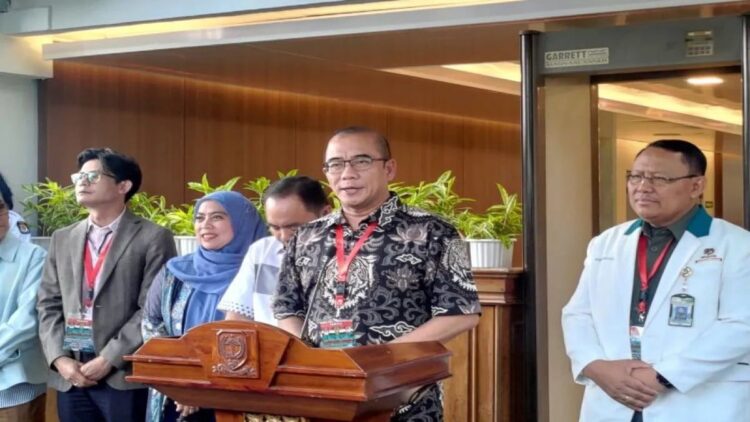Ketua KPU RI Hasyim Asy'ari dalam konferensi pers terkait pemeriksaan kesehatan di RSPAD Gatot Soebroto, Jakarta Pusat, Jakarta, Kamis (26/10/2023). (ANTARA/Hendri Sukma Indrawan)