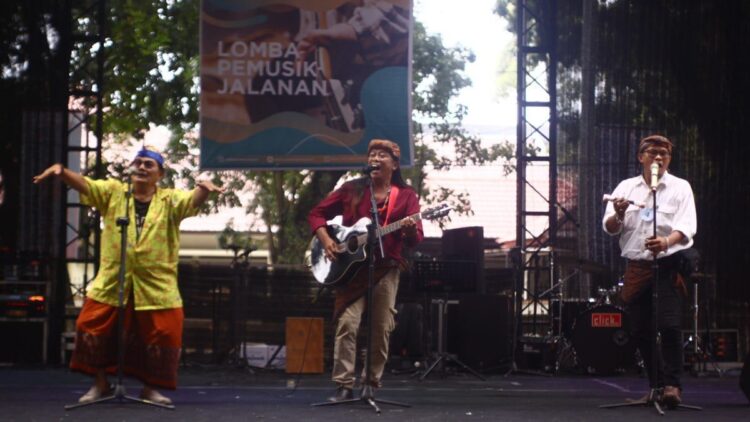 Pemusik jalanan Kota Padang sedang tampil di PKD 2023