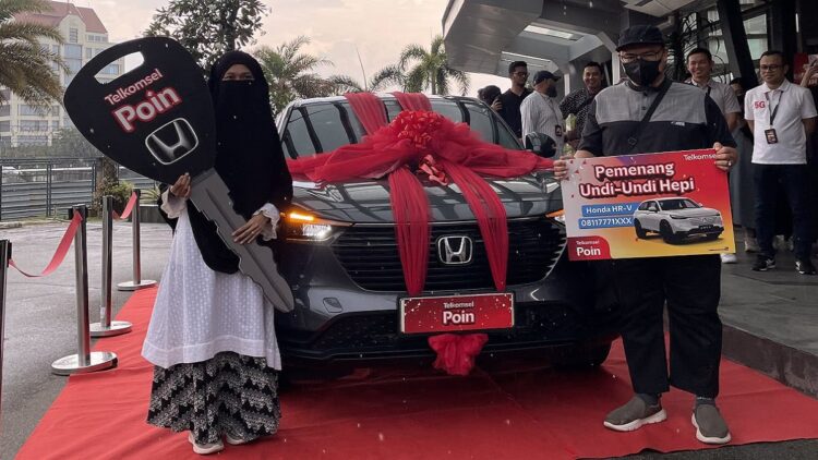 Pelanggan Telkomsel di Batam Menangkan Hadiah 1 Unit Mobil Program Telkomsel Undi Undi Hepi. (dok. Telkomsel)