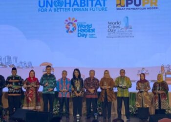 Pj Wali Kota Sawahlunto Zefnihan berfoto bersama Menteri PUPR Basuki Hadimuljono usai menerima penghargaan atas komitmen melestarikan kota pusaka, Senin. (Antarasumbar/HO-Prokopim Sawahlunto)