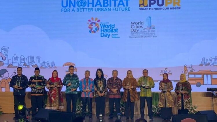 Pj Wali Kota Sawahlunto Zefnihan berfoto bersama Menteri PUPR Basuki Hadimuljono usai menerima penghargaan atas komitmen melestarikan kota pusaka, Senin. (Antarasumbar/HO-Prokopim Sawahlunto)