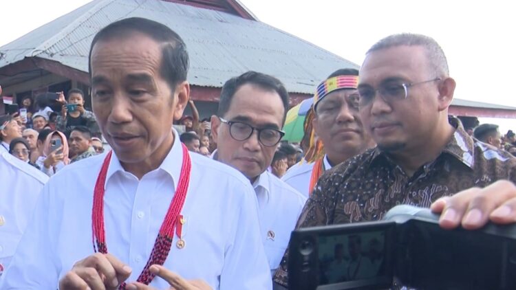 Anggota DPR RI Andre Rosiade mendampingi Presiden Jokowi saat berkunjung ke Mentawai dan Padang, Sumbar.