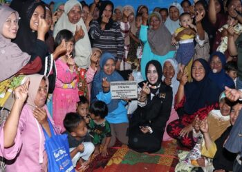 Rezka Oktoberia berbaur bersama warga. (dok. istimewa)