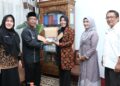Legislator Cantik Ini Datangi Disdukcapil Bukittinggi, Ada Apa Ya? 2 Rezka Oktoberia kunjungi Disdukcapil Bukittinggi. (dok. istimewa)