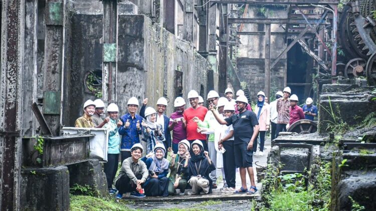 Kunjungi Indarung 1, Wali Kota Gondar City Unjuk Gigi dengan Menari Tradisional 1 Wali Kota Gondar City dan rombongan foto bersama di kawasan Cagar Budaya Nasional Pabrik Indarung 1, Kamis (26/10/2023). (dok. Humas)