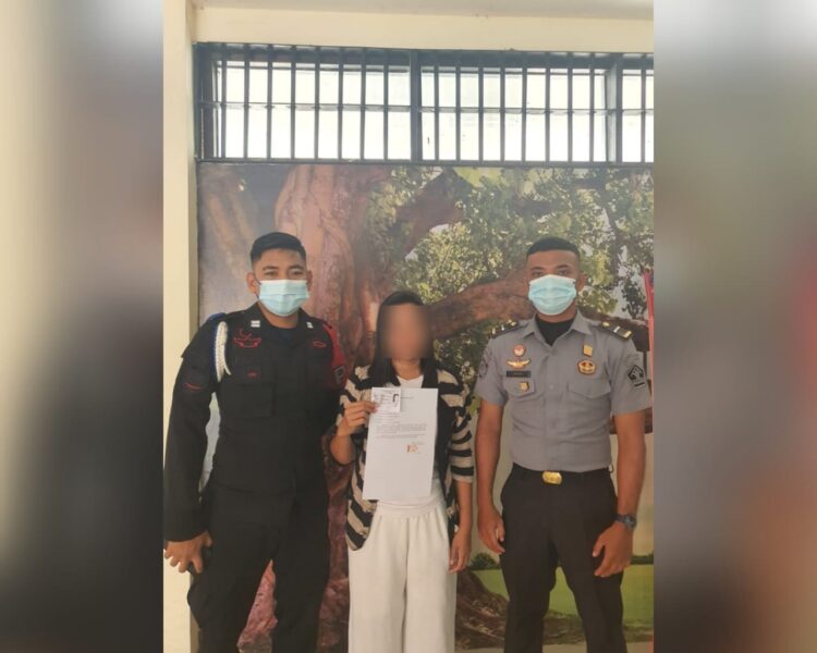 Waduh! Perempuan di Padang Ini Nekat Selundupkan Alat Hisap Sabu-sabu saat Besuk Suami di Penjara 1 Perempuan diduga menyelundupkan alat hisap sabu untuk suami yang sedang dipenjara diamankan petugas. (Foto: Dok. Rutan Padang)