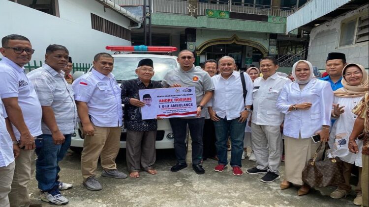 Andre Rosiade Bantu Ambulans untuk Masjid Baiturrahman Lubukbegalung Padang 1 Andre Rosiade menyerahkan bantuan ambulans untuk Masjid Baiturrahman Lubukbegalung, Padang. (Foto: Dok. Istimewa)
