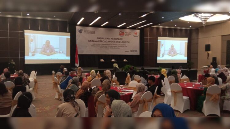 Anggota DPR asal Sumatra Barat (Sumbar) H Andre Rosiade membuka secara virtual "Sosialisasi Kebijakan Sarana Perdagangan dan Logistik Kementerian Perdagangan (Kemendag)" di Hotel Mercure Padang, Rabu (4/10/2023). (Foto: Dok. Adiyansyah Lubis/radarsumbar.com)