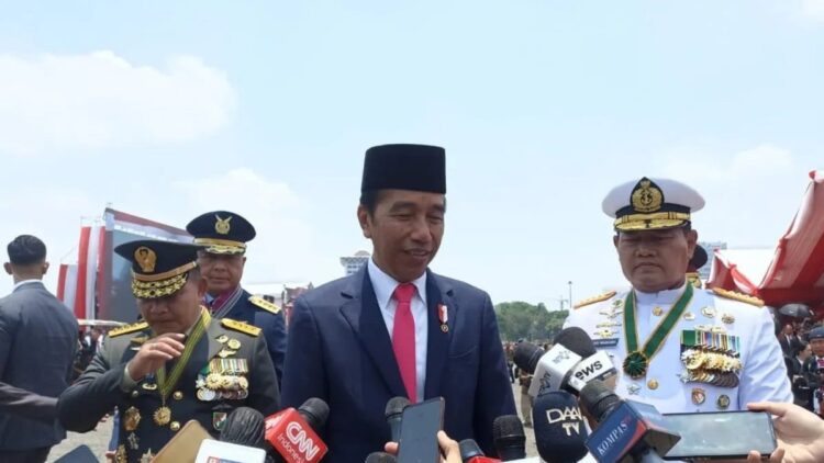 Presiden Joko Widodo saat memberikan keterangan di Monas, Jakarta, Kamis (5/10/2023). (ANTARA/Indra Arief Pribadi)