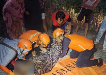 Evakuasi jasad pemancing yang meninggal usai terpeleset. (Foto: Dok. Istimewa)