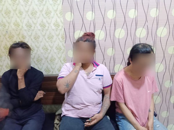 Tampang Waria yang Keroyok Driver Ojol Padang saat COD Ditangkap, Ini Modus Pelaku 1 Tiga waria yang keroyok dan cabuli driver ojol di Padang ditangkap. (Foto: Dok. Polsek Koto Tangah)