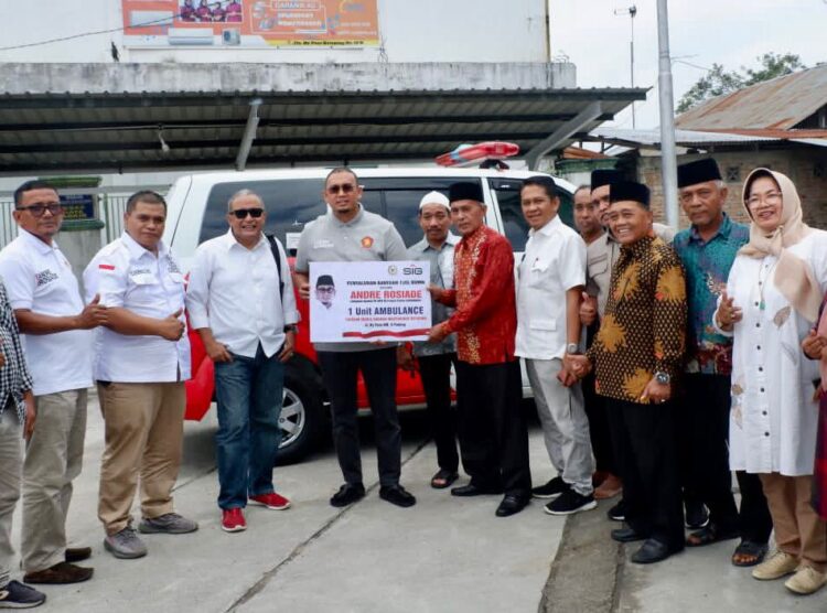 Andre Rosiade bersama jajaran Partai Gerindra Sumbar menyerahkan satu unit ambulans untuk Masjid Jami’atul Huda Ketaping Kuranji, Kota Padang. (Foto: Dok. Istimwa)
