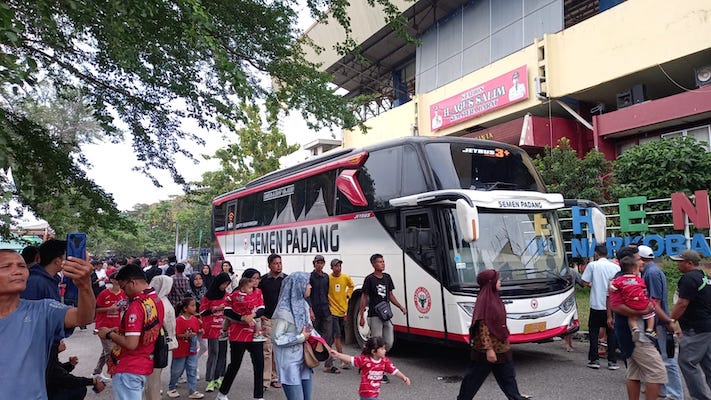 Tiket Pertandingan Semen Padang FC Dikuasai "Tukang Pakang" dan Dijual Mahal, Win: Biasakan Beli Online 1 Sejumlah suporter kecewa usai tidak mendapatkan tiket pertandingan Semen Padang FC vs PSMS Medan. Selain itu, tiket yang tersedia dijual dengan harga tinggi atau dua kali lipat. (Foto: Dok. Istimewa)