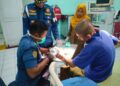 Damkar Padang Bantu Lepaskan Cincin yang Tersangkut di Jari Pasien Rumah Sakit Jiwa 3 Petugas Damkar melepaskan cincin yang melekat di jari seorang penyintas gangguan kejiwaan di RSJ HB Saanin. (Foto: Dok. Dinas Damkar Padang)