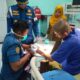Petugas Damkar melepaskan cincin yang melekat di jari seorang penyintas gangguan kejiwaan di RSJ HB Saanin. (Foto: Dok. Dinas Damkar Padang)