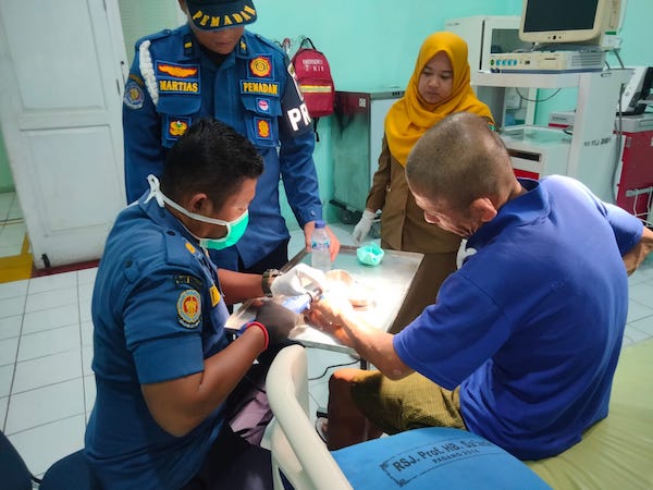 Damkar Padang Bantu Lepaskan Cincin yang Tersangkut di Jari Pasien Rumah Sakit Jiwa 1 Petugas Damkar melepaskan cincin yang melekat di jari seorang penyintas gangguan kejiwaan di RSJ HB Saanin. (Foto: Dok. Dinas Damkar Padang)