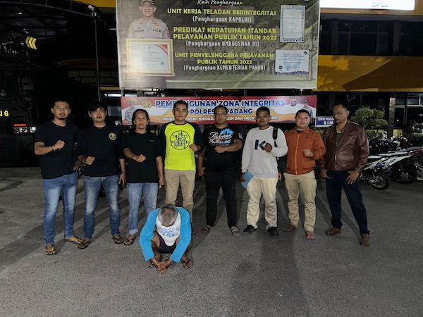 Pria "Umang-umang" asal Padang Diduga Nekat Lakukan Tindakan Eksibisionis ke Pelajar Berkebutuhan Khusus 1 Pelaku eksibisionis terhadap anak berkebutuhan khusus ditangkap. (Foto: Dok. Polresta Padang)