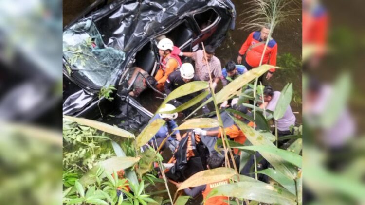 Kecelakaan mobil masuk jurang di Limapuluh Kota pada Selasa (10/10/2023). (Foto: Dok. Basarnas)