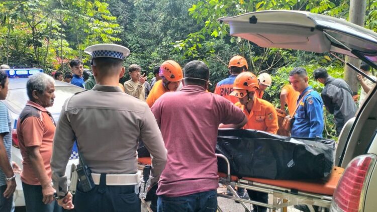 Jenazah yang berada di dalam mobil masuk jurang di Jalan Lintas Sumbar-Riau pada Selasa (10/10/2023) dini hari. (Foto: Dok. Polres Limapuluh Kota)