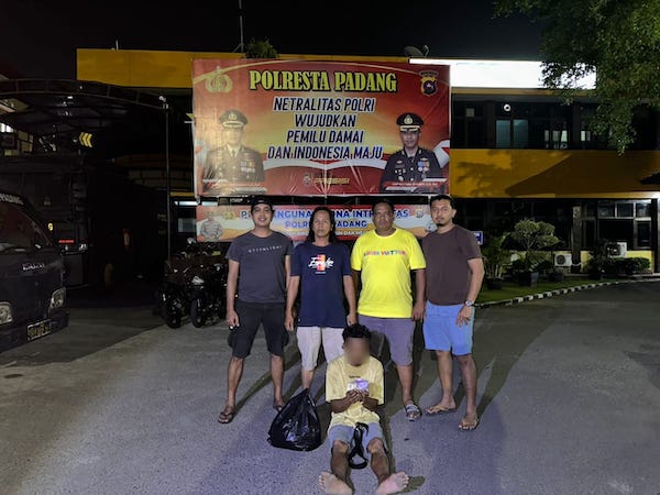 Aksi Pencurian di Padang Terekam CCTV, Pelaku Kini Diamankan di "Hotel Prodeo" 1 Pelaku pencurian di perusahaan alat berat ditangkap Tim Klewang. (Foto: Dok. Polresta Padang)