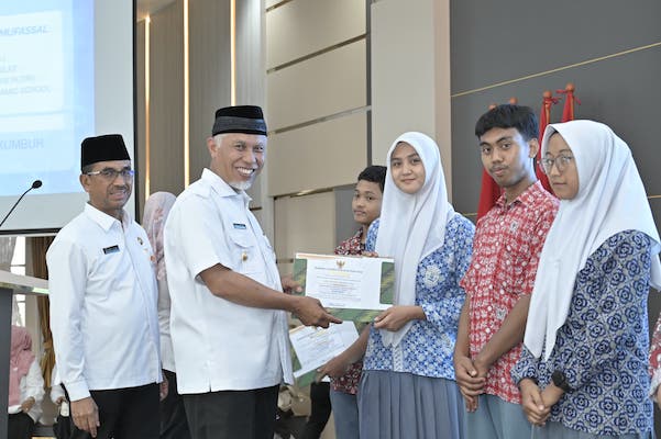 Pemprov Sumbar Upayakan Materi Antikorupsi Masuk Kurikulum Sekolah 1 Dari kiri ke kanan: Kepala Dinas Pendidikan (Kadisdik) Sumbar, Barlius dan Gubernur Sumbar, Mahyeldi menyerahkan piagam penghargaan kepada siswa berprestasi asal Sumbar. (Foto: Dok. Adpim)
