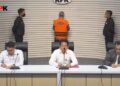1 dari 3 orang dugaan korupsi di Kementerian Pertanian (Kementan) ditampilkan ke hadapan publik, Rabu (11/10/2023) malam. (Foto: Dok. Youtube KPK)