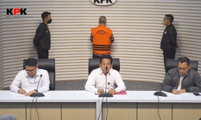 KPK Tetapkan Syahrul Yasin Limpo, Sekjen Kementan hingga Direktur Alsintan Tersangka Dugaan Korupsi 1 1 dari 3 orang dugaan korupsi di Kementerian Pertanian (Kementan) ditampilkan ke hadapan publik, Rabu (11/10/2023) malam. (Foto: Dok. Youtube KPK)