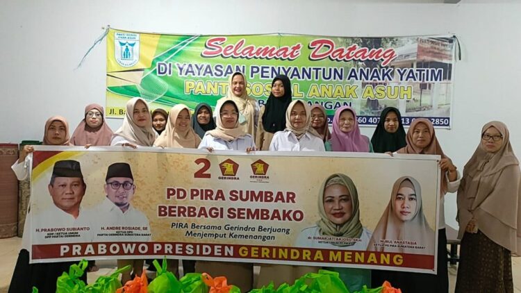 Peringati HUT ke-15, PD PIRA Sumbar-Caleg Perempuan Gerindra Anjangsana ke Panti Sosial di Padang 1 PD PIRA Sumbar melakukan menyerahkan paket sembako ke Yayasan Penyantun Anak Yatim Panti Sosial Anak Asuh Lubukkilangan. (Foto: Dok. Gerindra Sumbar)