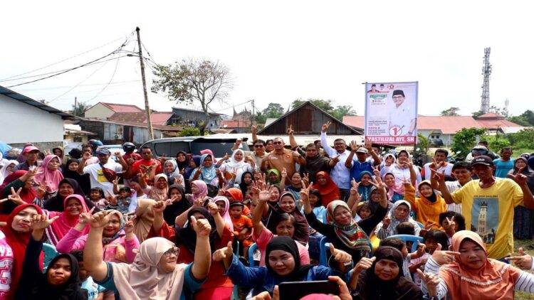 Andre Rosiade Berbagi Ratusan Sembako di Ulak Karang Selatan, Padang 1 Anggota DPR RI asal Sumatra Barat (Sumbar) H Andre Rosiade membagi-bagikan ratusan sembako di Kelurahan Ulak Karang Selatan, Kota Padang. (Foto: Dok. Istimewa)