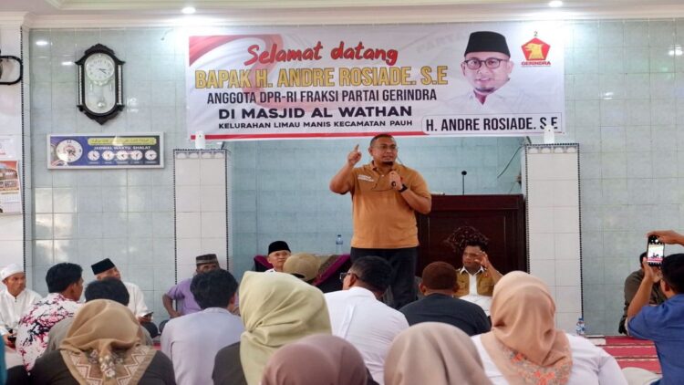 Andre Rosiade saat berdialog dengan ratusan warga di Masjid Al Wathan Kelurahan Limau Manis, Kecamatan Pauh, Kota Padang, Jumat (13/10/2023). (Foto: Dok. Istimewa)