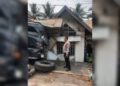 Ditinggal Sopir yang Hendak Ambil Uang, Truk Tabrak 2 Mobil-3 Rumah di Padang 5 Ditinggal Sopir yang Hendak Ambil Uang, Truk Tabrak 2 Mobil-3 Rumah di Padang