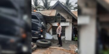 Ditinggal Sopir yang Hendak Ambil Uang, Truk Tabrak 2 Mobil-3 Rumah di Padang 8 Ditinggal Sopir yang Hendak Ambil Uang, Truk Tabrak 2 Mobil-3 Rumah di Padang