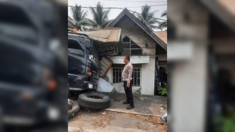 Kecelakaan truk yang hantam mobil dan rumah di kawasan Indarung pada Rabu (18/10/2023) pagi. (Foto: Dok. Polsek Lubukkilangan)