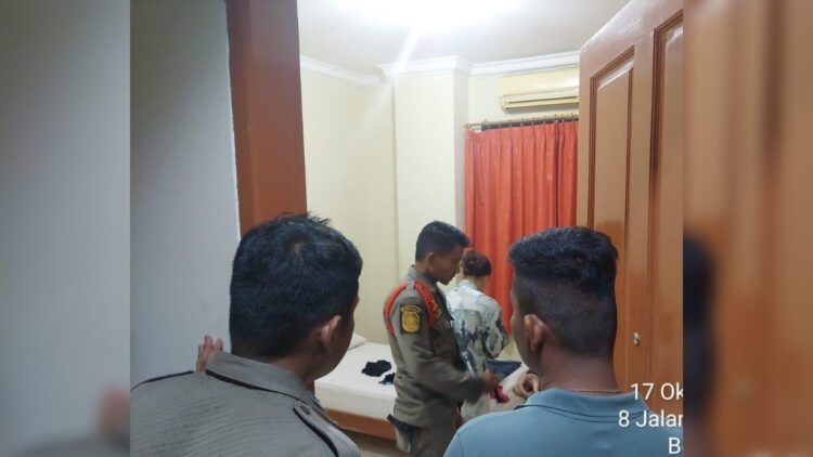 Razia di sejumlah penginapan dan indekos pada Rabu (18/10/2023) dini hari. (Foto: Dok. Satpol PP Padang)