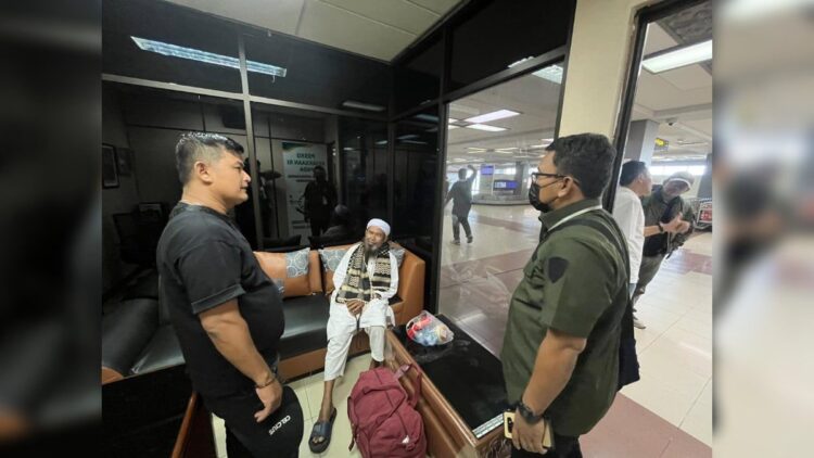 Buron Kejati Bengkulu (baju putih pakai peci) ditangkap tim tabur Kejati Sumbar setelah dinyatakan DPO sejak 2017 silam. (Foto: Dok. Kejati Sumbar)